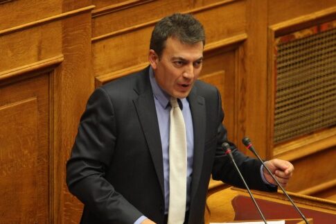 Μια έκθεση που «πάγωσε» το χαμόγελο του Βρούτση