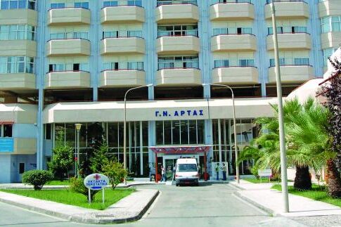 Στο νοσοκομείο τρεις καθηγήτριες από χημικά που έριξαν άγνωστοι σε σχολείο