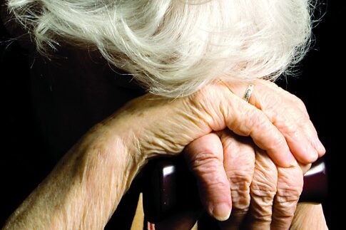 Μυστήριο με 70χρονη που βρέθηκε νεκρή μέσα στο διαμέρισμά της