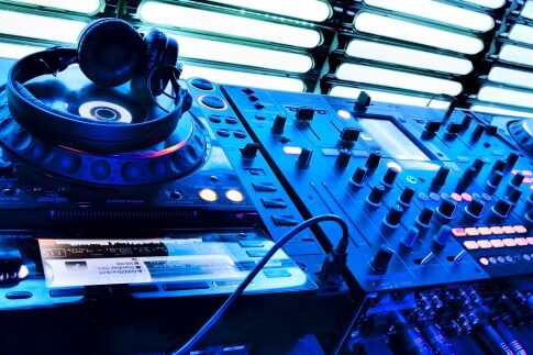 Ξεψύχησε στην άσφαλτο γνωστός DJ