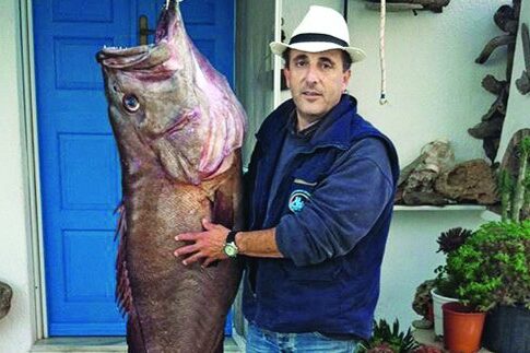 Επιασε ένα ψάρι ίσα με το μπόι του!