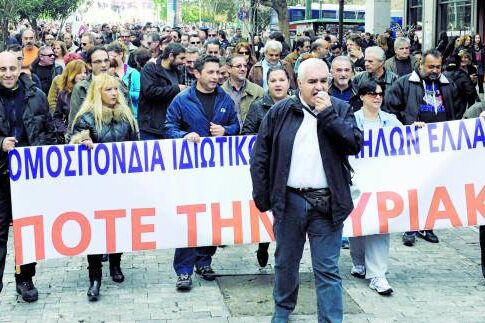 Ο καλός καιρός αλλά και οι εκπτώσεις βοήθησαν τις αγορές των καταναλωτών