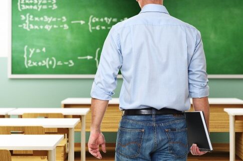 Δάσκαλος έβαλε οχτάχρονα παιδιά να χαστουκίσουν συμμαθητή τους