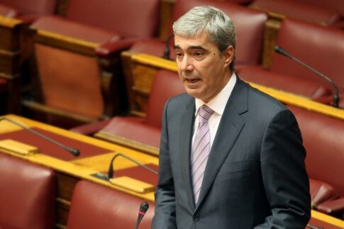 Στρατιά «ειδικών» μέσα σε υπουργεία