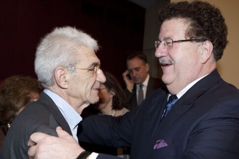 Τρώει χταποδάκι, πίνει ρετσίνα και δεν κάνει τίποτα!