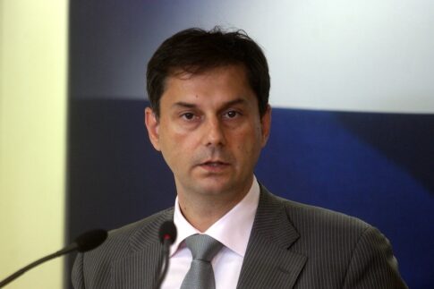 Ο απίθανος Θεοχάρης τώρα τα «χώνει» στον Στουρνάρα