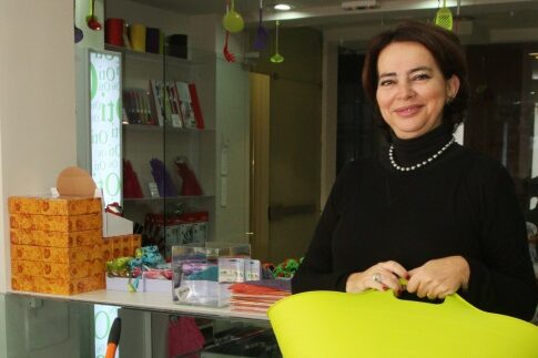 Η πρώην υπουργός πουλάει σκούπες