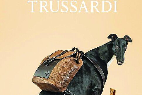 Λαγωνικά της Trussardi σε ρόλο μοντέλων για τη νέα κολεξιόν