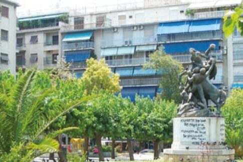 Λιμουζίνες, γούνες και στρας στην πλατεία των «λαθραίων»!