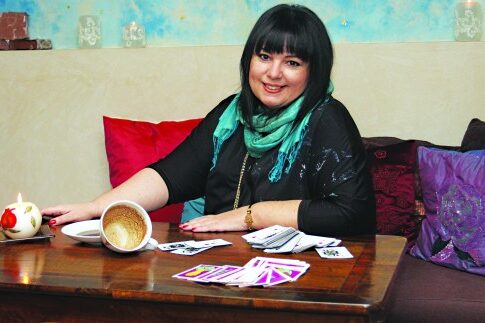 Μια πολίτισσα λέει τον καφέ στον Σουλεϊμάν