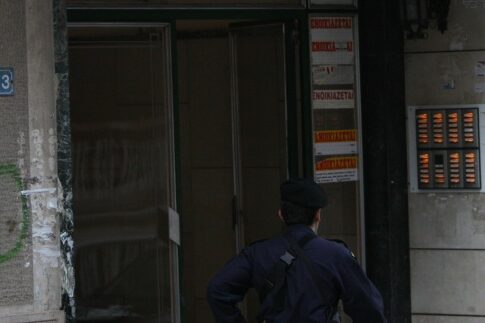Χειροπέδες σε τέσσερις Κούρδους έπειτα από ντου σε γιάφκα με όπλα και εκρηκτικά