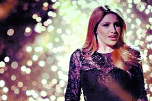 Τα... έσπασε στη σκηνή η sexy Ελενα Παπαρίζου (στον σουδικό ημιτελικό)