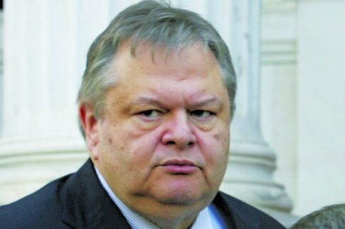 Θα τους... σταυρώνει για να τον ψηφίσουν
