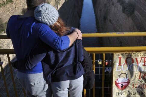 «Κλείδωσαν» την αγάπη τους στον Ισθμό!