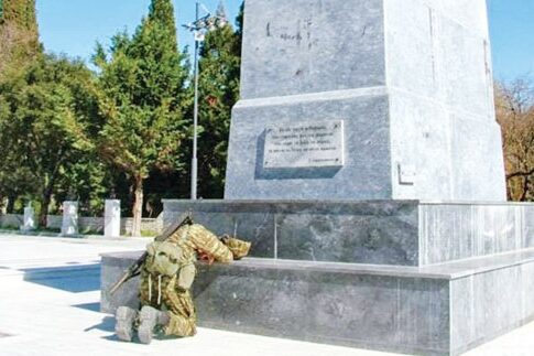 Στρατιώτης γονατίζει συγκινημένος στον ανδριάντα του Θ. Κολοκοτρώνη