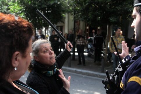 Καθαρίστρια με κλομπ έξω από το υπουργείο