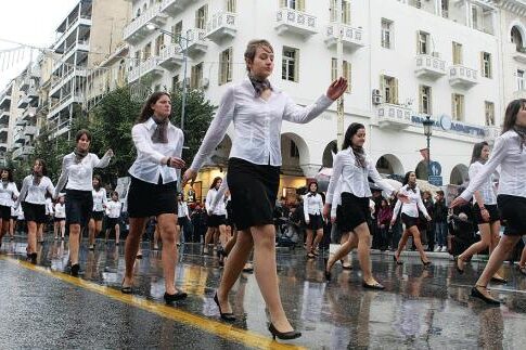 Ερχεται σαββατοκύριακο με ήλιο αλλά και... παρέλαση με βροχή