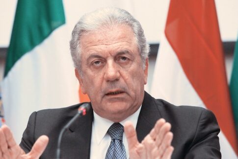 Ταξίδι σε ήρεμα νερά για τα (4) υποβρύχια