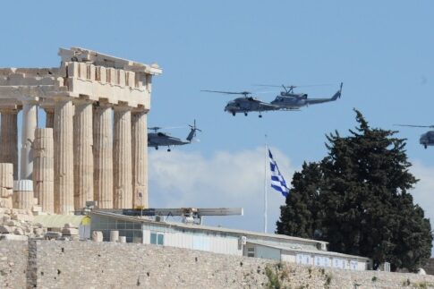 Παρέλαση σε απόσταση... ασφαλείας!