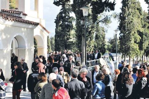 Τελευταίο τραγούδι στον Λάκη Παππά
