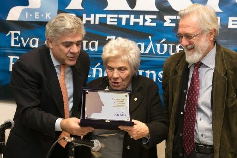 Αποθέωση για την (ποιήτρια) Κική Δημουλά στη βράβευσή της από το ΙΕΚ ΑΚΜΗ