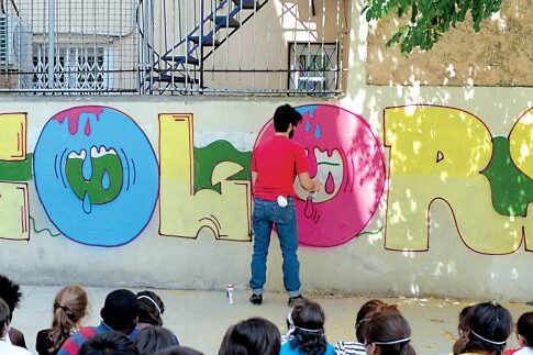 Τα παιδιά ζωγραφίζουν (με τα σπρέϊ) στους... τοίχους!