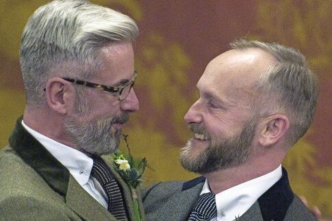 Οι gay «περνάνε βέρες» και με τον... νόμο στο Λονδίνο!