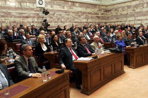 Τριμέτωπο άγχος τώρα για Μαξίμου