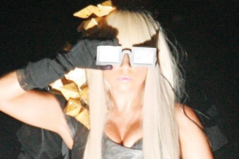 Η Lady Gaga υιοθετεί στιλ μυθολογίας