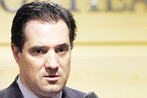 «Θερμή» υποδοχή με πολλά γιουχαΐσματα στον Αδωνι Γεωργιάδη