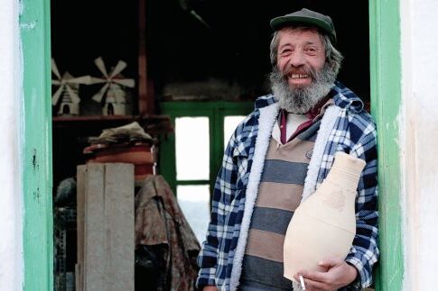«Ελάτε να μάθετε πως φτιάχνω τα αιγινίτικα κανάτια»