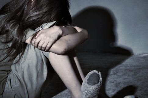 Χειροπέδες σε 44χρονο που κατηγορείται ότι βίαζε τη 14χρονη κόρη του