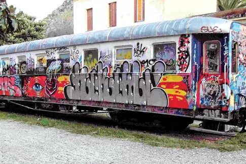 Το τρένο του Ναυπλίου στέκι τοξικομανών και «καλλιτεχνών» γκράφιτι