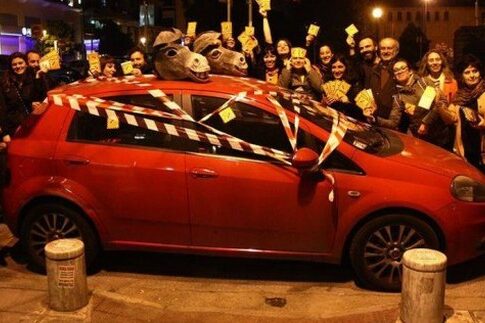 Στόλισαν... με γαϊδάρους τα αυτοκίνητα των άτακτων οδηγών