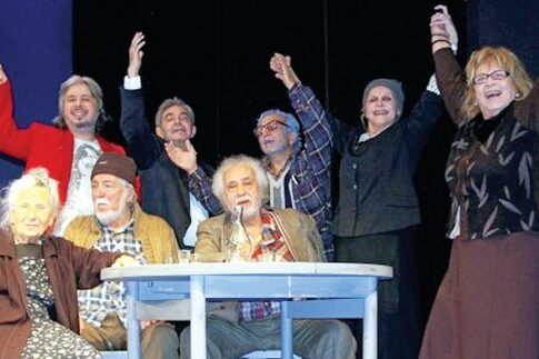 Ο «Οίκος ευγηρίας» συνεχίζει τις παραστάσεις και μετά το Πάσχα
