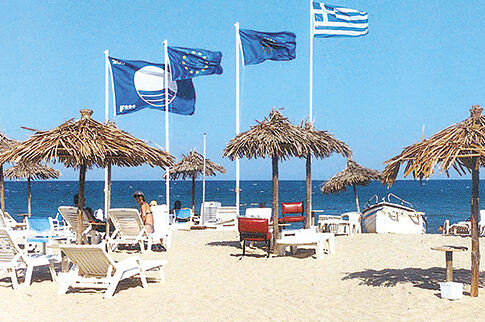 Δεύτερη (ανάμεσα σε 51 χώρες) η Ελλάδα σε Γαλάζιες Σημαίες για τις ακτές της