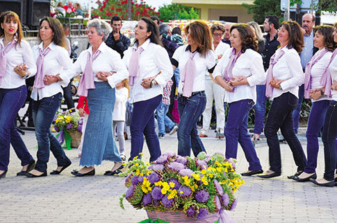 Κέφι, χορός και άφθονες νοστιμιές στην πόλη Ιρια για τη στέψη της «πριγκίπισσας αγκινάρας»