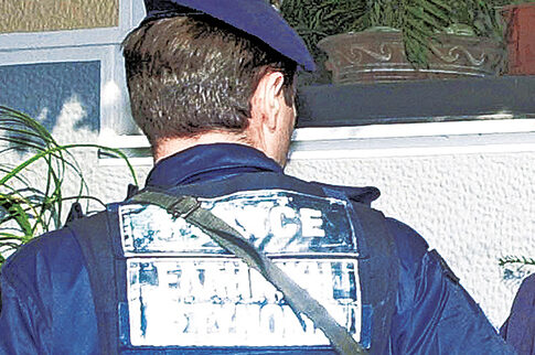 Χειροπέδες σε αστυνομικό με τη... μέθοδο «Αλ Καπόνε»!
