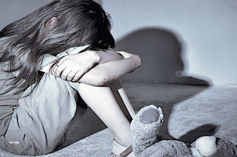 Σαδιστής πατέρας βίαζε και χτυπούσε τη σύζυγο και τα παιδιά