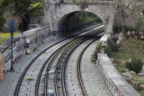 Το ρεύμα κεραυνοβόλησε 17χρονο που έκανε γκράφιτι στον Ηλεκτρικό