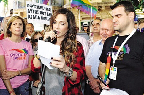 Η Αννα Βίσση διαδηλώνει υπέρ των ομοφυλοφίλων