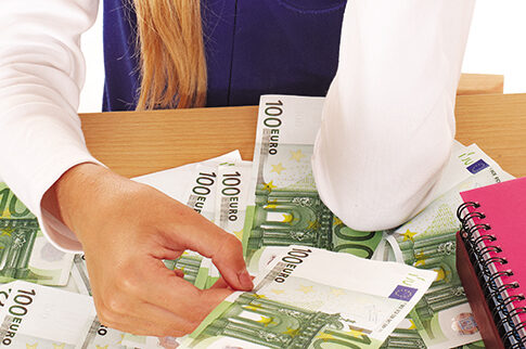 Δεκατετράχρονη ξάφριζε τους ενοικιαστές της