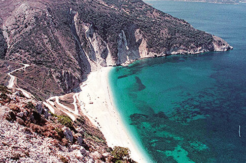 Κλείνει μέχρι τα μέσα Ιουλίου η (σούπερ) παραλία του Μύρτου