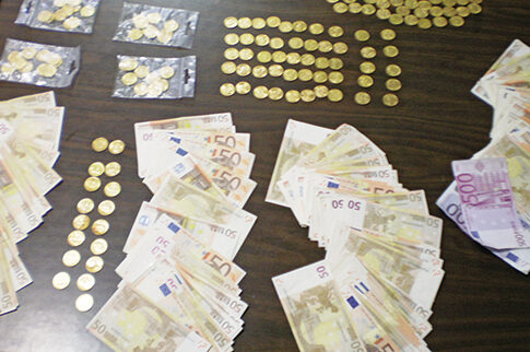 Οι λίρες της γιαγιάς στο μάτι τραπεζικών