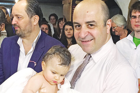 Ξεσήκωσε ένα ολόκληρο χωριό και... βούτηξε μια μπέμπα ο (νονός) Μάρκος Σεφερλής