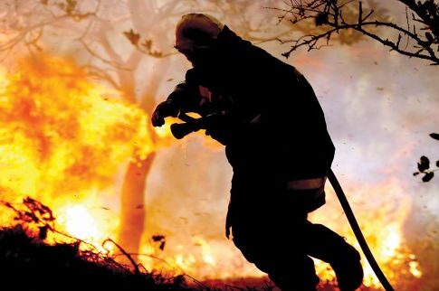 Τριαντάχρονη βρήκε φριχτό θάνατο μέσα στο φλεγόμενο υπόγειο διαμέρισμά της