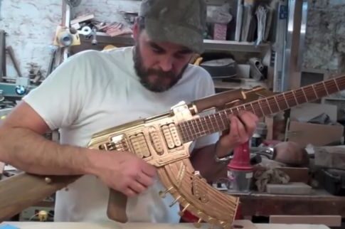 Ενα AK47 με νότες αντί για σφαίρες!