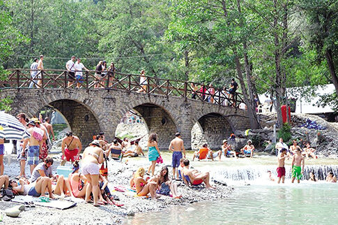 Καλοκαιρινά ραντεβού για ξέφρενα πάρτι και θέατρο
