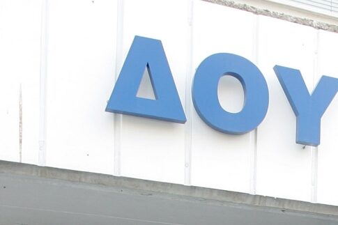 Στήθηκε στην ουρά για να πληρώσει οφειλή 1 (!) λεπτού ώστε να πάρει την επιστροφή φόρου