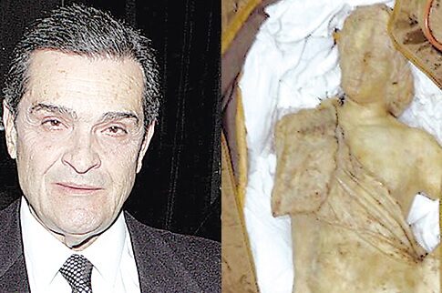 Με το άγαλμα στον... ώμο πιάστηκε ο φίλος του Παπανδρέου